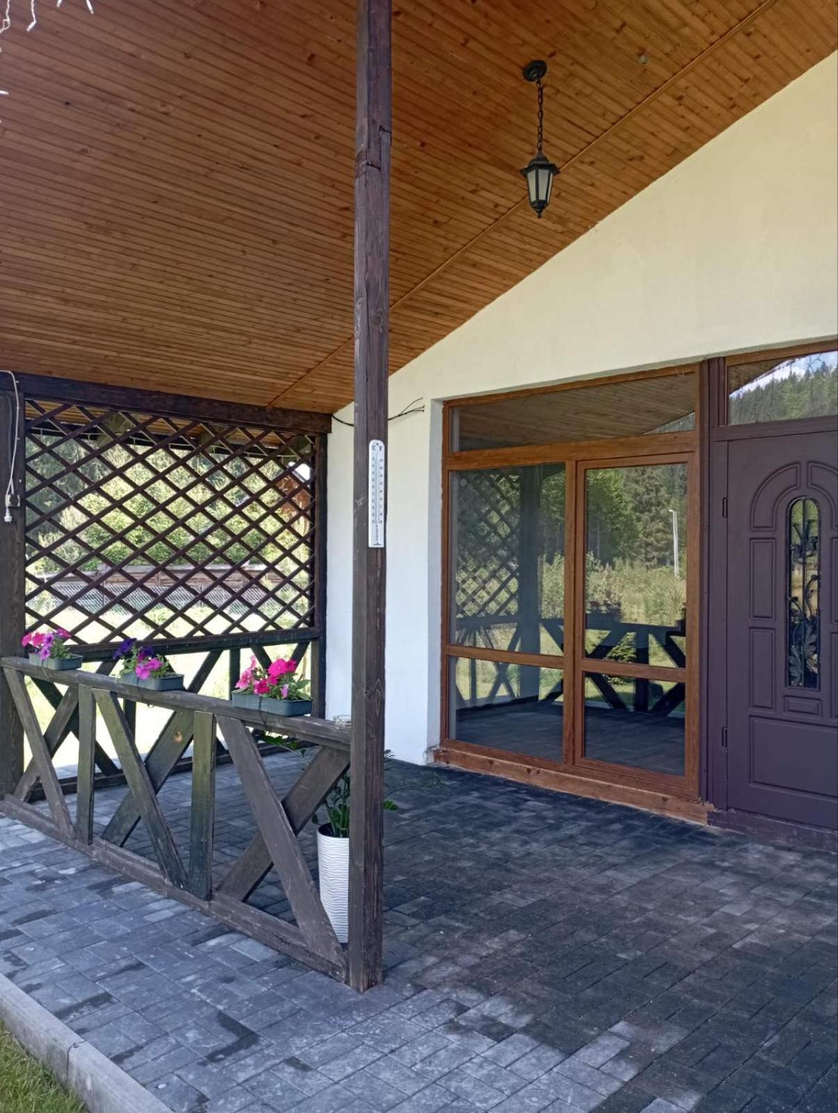 U Anastasii I Sofii Bilya Richki Mykulychyn Exterior foto
